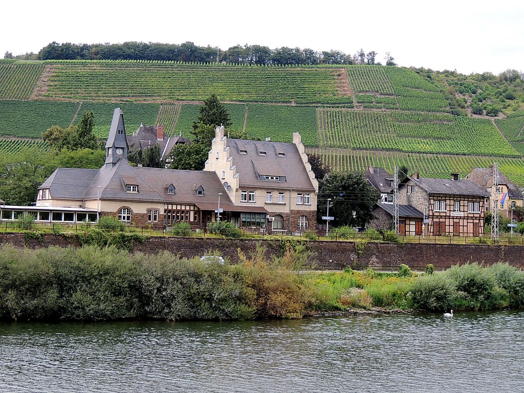 Bahnhof von WINNINGEN liegt inmitten von Weinbergen, und entlang der Mosel; 120828