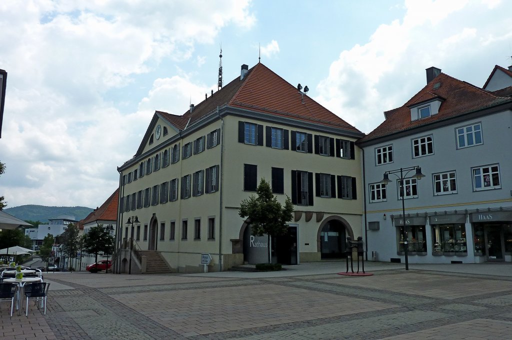 Balingen, Blick ber den Rathausplatz zum Rathaus, Juli 2011