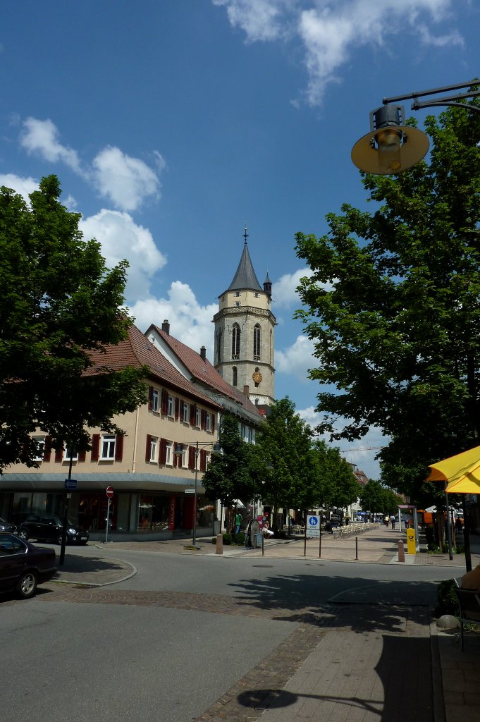 Balingen, die Friedrich-Strae ist Fugngerzone, im Hintergrund der Turm der Stadtkirche, Juli 2011