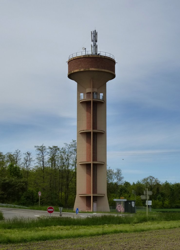 Baltzenheim im Oberelsa, der Wasserturm auerhalb der Ortschaft, Mai 2013