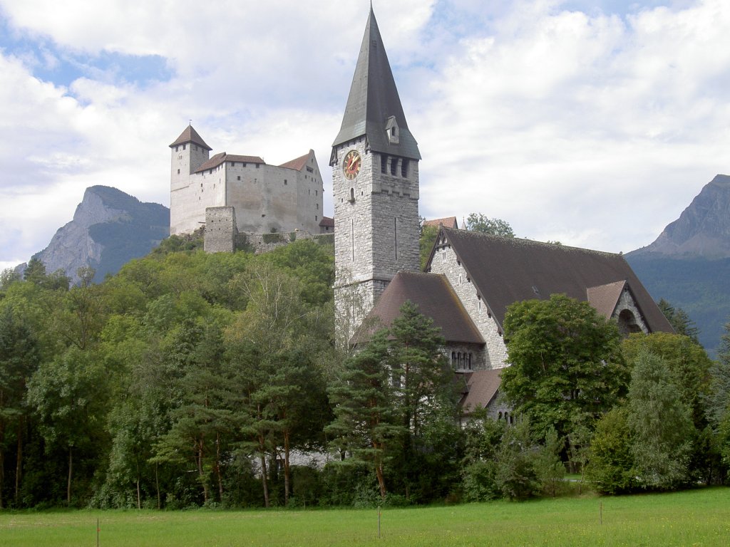 Balzers, St. Nikolaus Kirche und Burg Gutenberg (15.09.2010)