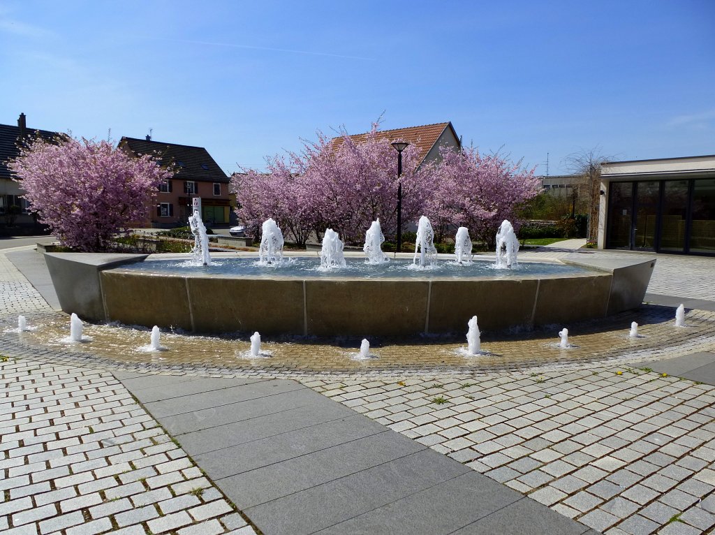 Bantzenheim, der Brunnen auf dem Platz vor der Kirche, April 2013