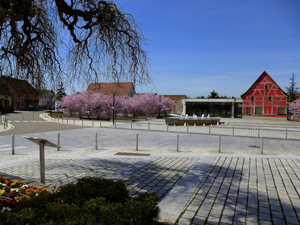 Bantzenheim, neugestalteter Platz vor der Pfarrkirche St.Michael, April 2013