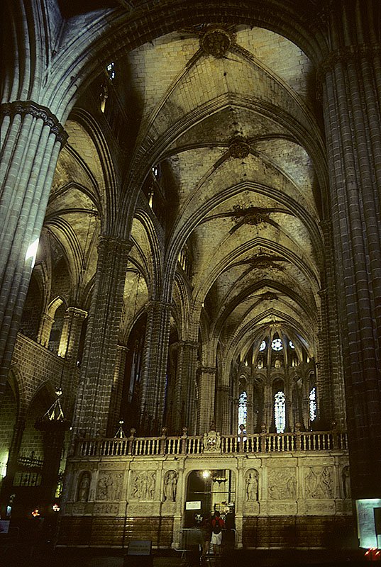 Barcelona, Catedral de la Santa Creu i Santa Eullia. Mittelschiff nach Osten. Dominante Arkaden, Triforium und Obergaden sind jedoch verkmmert. Katalanische Sondergotik, ab 1298. Lettner (Renaissance) versperrt Sicht zum Altar/Chor. Aufnahme von Aug. 1994, HQ-Scan ab Dia.