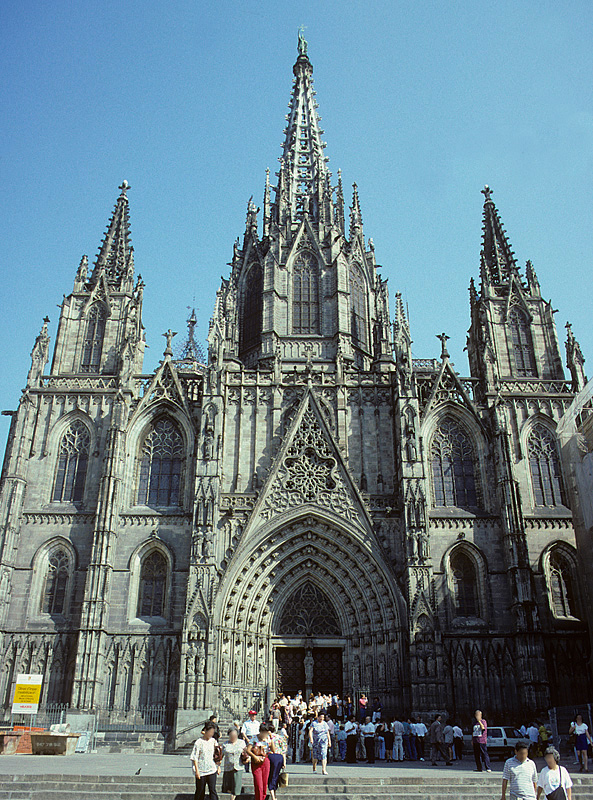 Barcelona, Catedral de la Santa Creu i Santa Eullia. Grundsteinlegung 1298, Westfassade neugotisch, 1887-1898, mittlerer Turm 1906-1913. Die spitzen Wimperge sowie die gebrochenen Turmhelme verraten deutsche Handschrift. Aufnahme von Aug. 1994, HQ-Scan ab Dia.