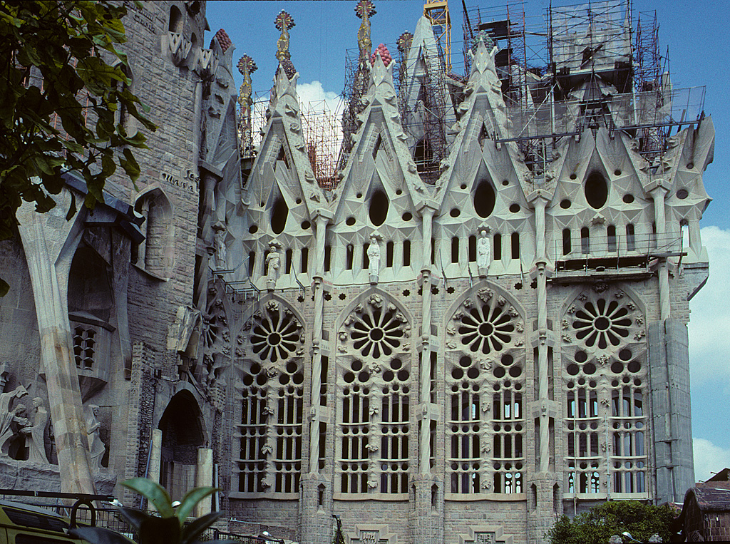 Barcelona, Sagrada Famlia (Temple Expiatori de la Sagrada Famlia), neukatalanischer Entwurf von Antoni Gaud - Anlehnung an die Neugotik, wuchernde florale Elemente. Bau ab 1882, unvollendet. S-Teil Langhaus nach NE, links Fragment der SW-Fassade. Gemss Satellitenbilder wird mindestens schon eingewlbt. Papst Benedikt XVI. will am 7. November 2010 den Altar der Basilika weihen. Aufnahme/Zustand von Juli 1994, HQ-Scan ab Dia.