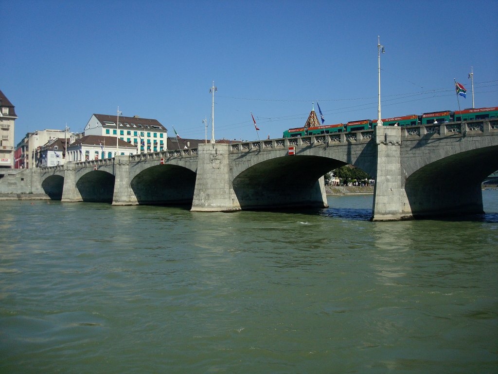 Basel am Rhein,
die Mittlere Rheinbrücke, eine 195m lange steinerne Bogenbrücke aus den Jahren 1903-05,
Juni 2010