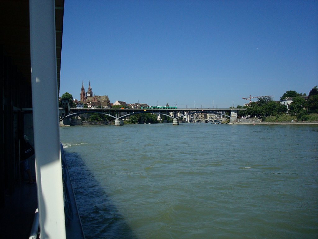 Basel am Rhein,
die Wettsteinbrcke, eine Straenbrcke in Stahlbogenbauweise, Gesamtlnge 196m, neu errichtet 1992-95,
Juni 2010