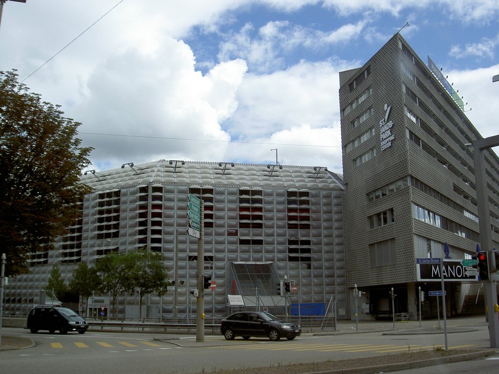 Basel, Fuballstadion St. Jakob Park, Kapazitt von 38512 Pltzen, rechts das 
grte Shopping Center der Stadt Basel (25.08.2012)