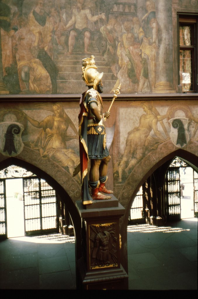 Basel, Rathaushof, Figur des Munatius Plancus mit Wandbildern (1999)