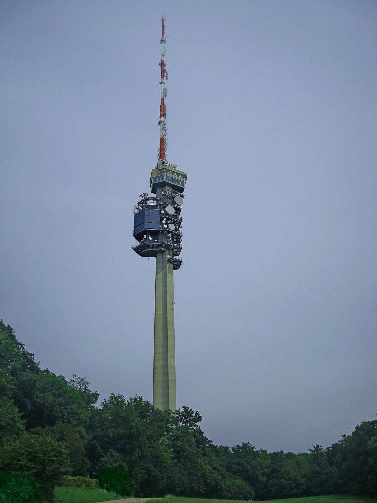 Basel-St.Chrischona, auf dem Berg St.Chrischona in 492m Hhe steht dieser 1980-83 erbaute Fernsehturm, mit 251m das hchste freistehende Gebude der Schweiz, Juli 2011