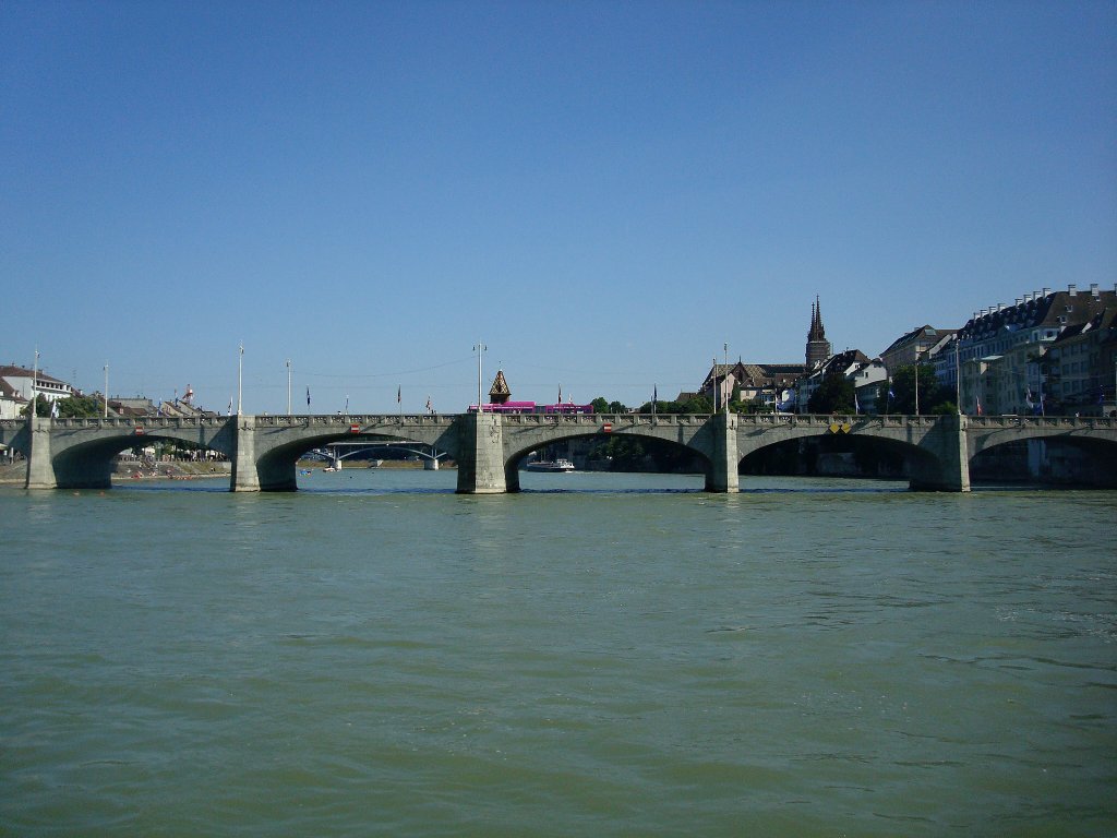 Basel,
die Mittlere Rheinbrcke, fr Strae und Straenbahn, die steinerne Bogenbrcke wurde 1903-05 erbaut, 195m lang, 18m breit,
1225 stand hier die erste hlzerne Brcke ber den Rhein ,
Juni 2010