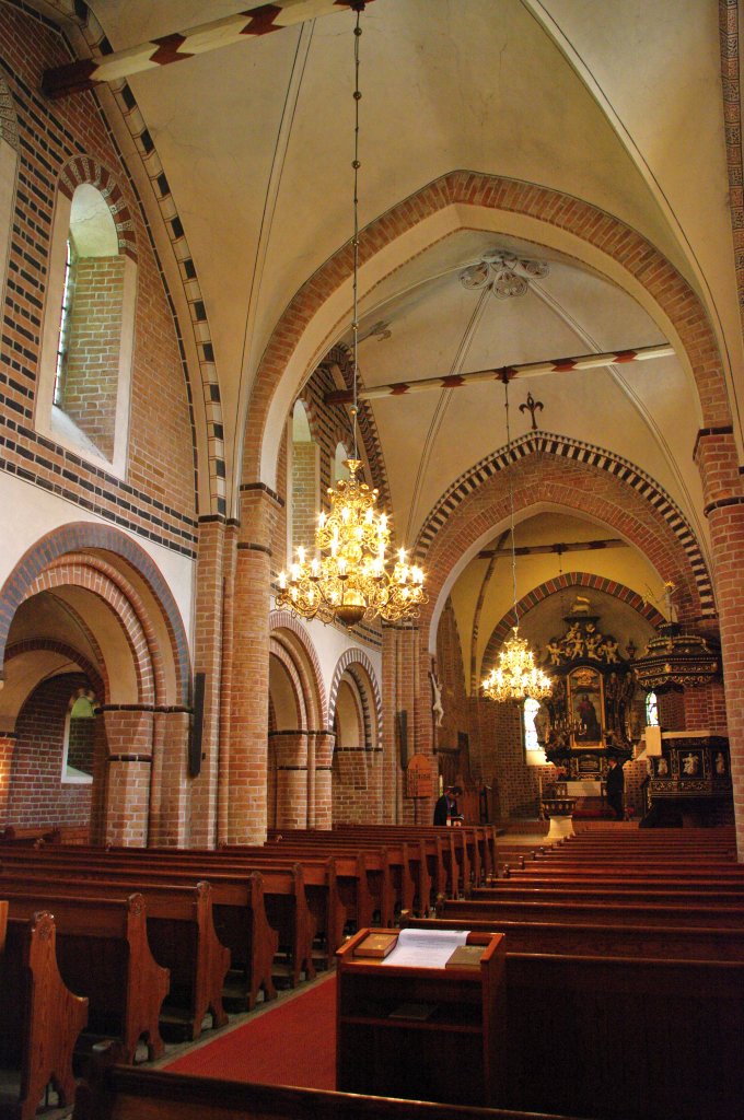 Basilika Altenkrempe, sptromansiches Langschiff, barocker Altar von 1741, 
Kreis Ostholstein (22.05.2011)