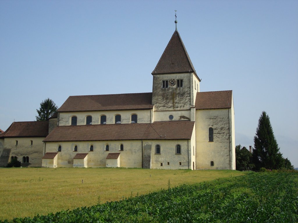 Basilika St.Georg in Oberzell auf der Insel Reichenau
im Bodensee,erbaut 888-913,gehrt wie die anderen hist.Kirchen auf der Reichenau zum Weltkulturerbe der UNESCO,
Sept.2008