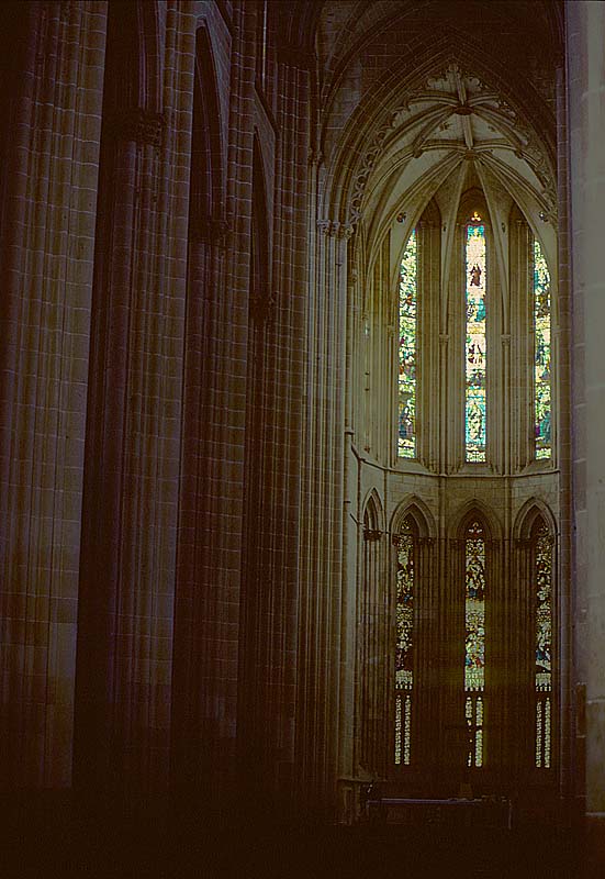 Batalha, Kloster Mosteiro de Santa Maria da Vitria, Mittelschiff nach Osten mit polygonalem Chor, 5/10-Abschluss. Sehr hohe Pfeiler/Arkaden ohne Triforium, Gewlbe mit Scheitelrippen. Aufnahme von Juli 1991, HQ-Scan ab Dia.