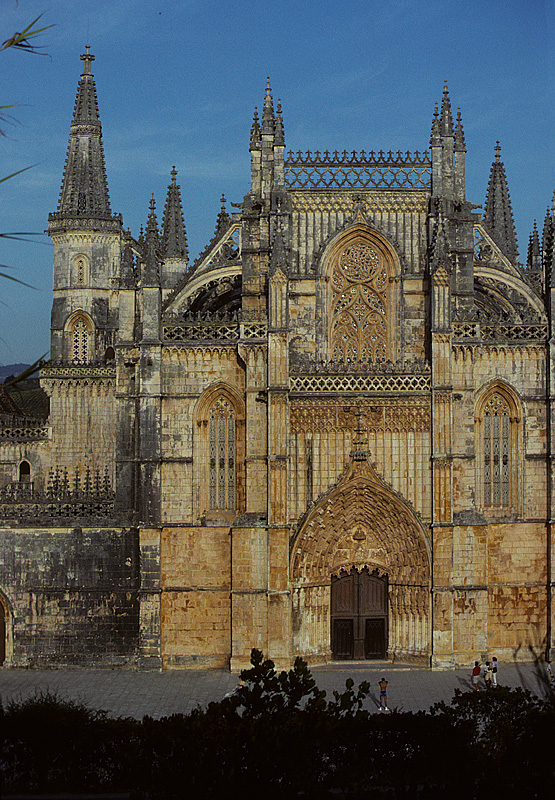 Batalha, Kloster Mosteiro de Santa Maria da Vitria, Westfassade bei Sonnenuntergang. Sptgotischer Bau, 14.-16. Jh. mit englischem Einfluss. Aufnahme von Juli 1991, HQ-Scan ab Dia.
