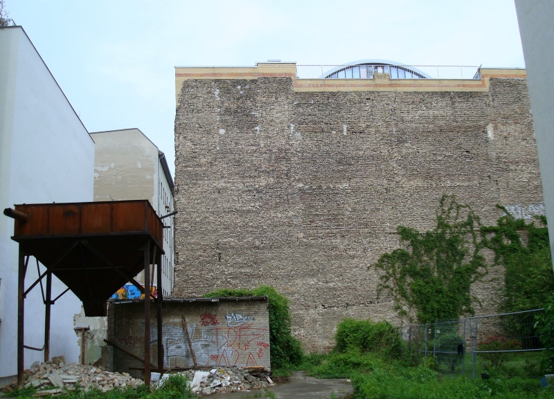 Baulcke mit DDR-Reliquie: Linienstrae, im Berliner Bezirk Mitte.  16.5.2009