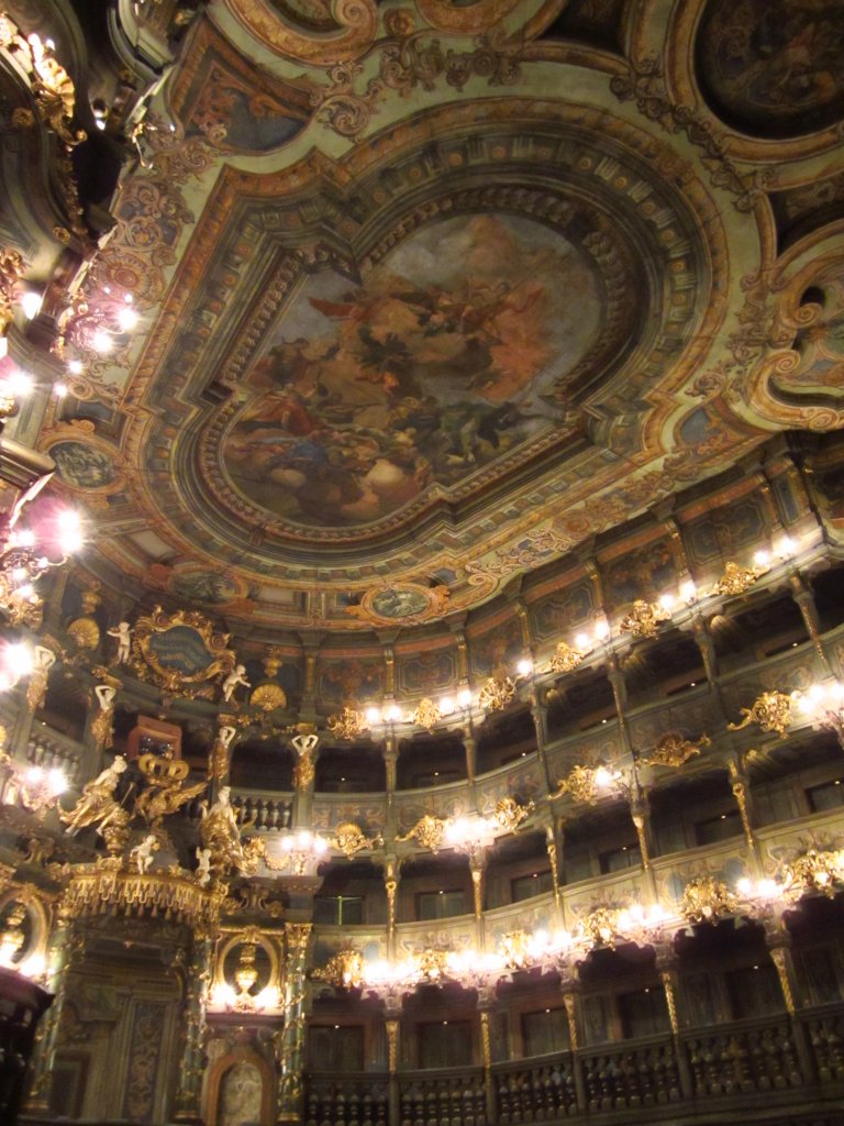 Bayreuth, Markgrfliches Opernhaus, erbaut von 1744 bis 1748 nach Plnen von Joseph
Saint-Pierre (21.04.2012)