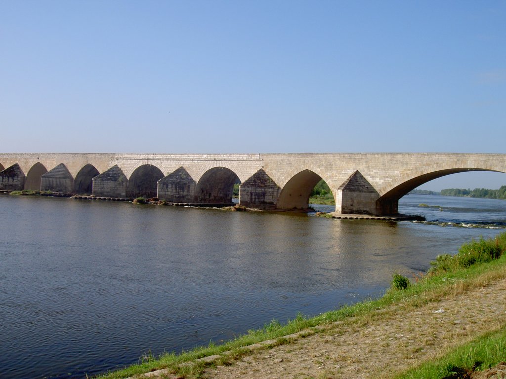 Beaugency, Loire Brcke, lteste Teile aus dem 14. Jahrhundert (30.06.2008)