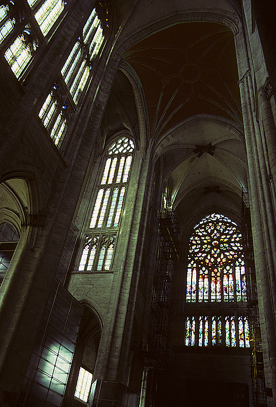 Beauvais, Kathedrale Saint-Pierre, ab 1225/1247, hochgotisch, unvollendet. Blick in die Vierung (Gewlbekappen aus Holz) sowie ins nrdliche Querschiff mit sptgotischer Rose. Fotostandort im sdlichen Querschiff, mit 48.5 m weltweit hchstes gotisches Gewlbe. Aufnahme von April 1994, HQ-Scan ab Dia.
