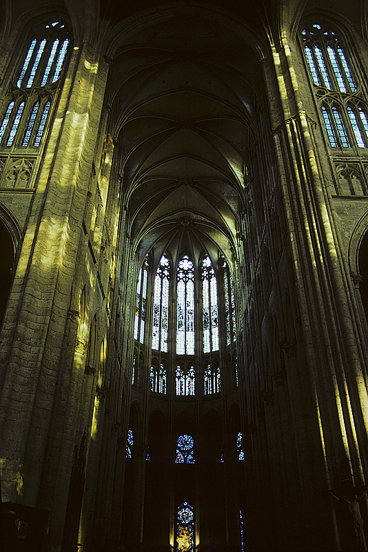 Beauvais, Kathedrale Saint-Pierre, ab 1225/1247, hochgotisch, unvollendet. Extreme Betonung der Vertikalen. Polygonaler Hochchor nach Osten, mit 7/12-Abschluss. 48.2 m, Seitenschiffe 21 m hoch. Aufnahme von Okt. 1995, HQ-Scan ab Dia.