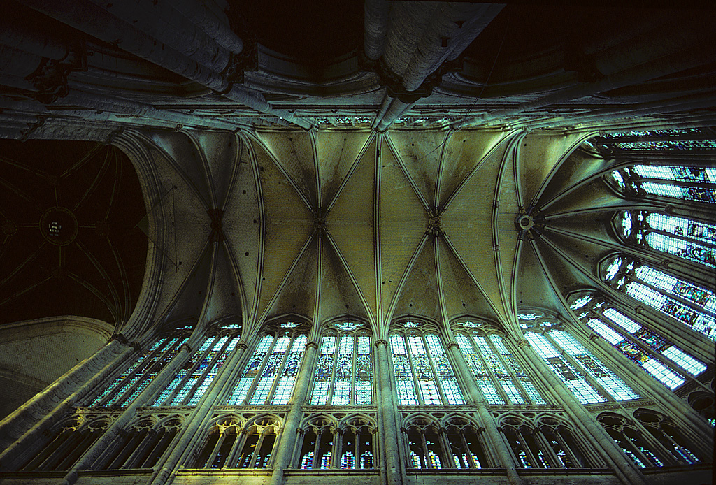 Beauvais, Kathedrale Saint-Pierre. Blick ins Gewlbe des Hochchors; hier 48.2 m hoch. Nach Einstrzen von 1284 und 1573 werden die Joche mit zustzlichen Diensten (Halbsulen) verstrkt. Aus 4-teiligem wird ein 6-teiliges Gewlbe. Aufnahme von Okt. 1995, HQ-Scan ab Dia.