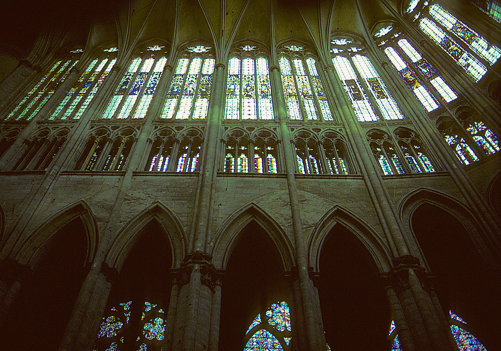 Beauvais, Kathedrale Saint-Pierre, Chor-Nordwand mit 3-zonigem Aufbau: Arkadenstockwerk (21 m hoch), Triforium und der riesige Obergaden. Nach dem Choreinsturz von 1284 wird die Anzahl Arkaden verdoppelt. Verstärkung/Stabilisierung mit zusätzlichen Diensten (Halbsäulen). Ursprüngliche Spitzbogen hier anhand Naht noch deutlich sichtbar. Aufnahme von April 1994, HQ-Scan ab (schwierigem) Dia.