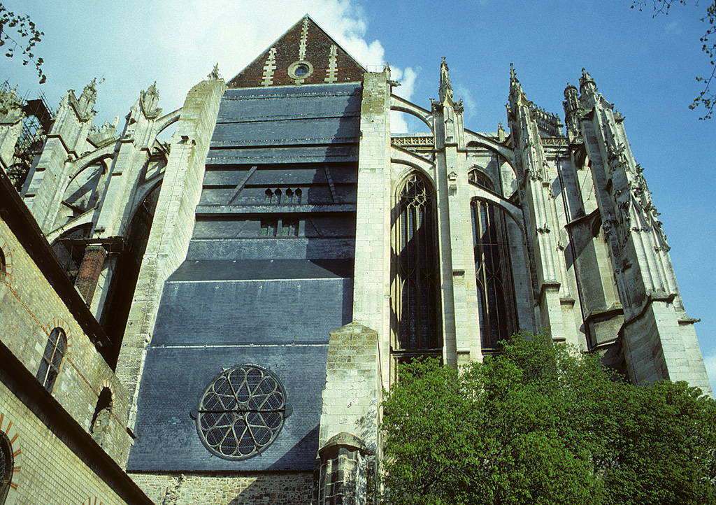 Beauvais, Kathedrale Saint-Pierre. Rckwand des Mittelschiffes infolge Baueinstellung nach 2 Einstrzen. Hier htte das Langhaus angebaut werden sollen. Links nrdliches, rechts sdliches Querschiff mit doppeltem Strebewerk. Eine hnliche Wand hatte auch der Klner Dom fr fast 300 Jahre. Aufnahme von April 1994, HQ-Scan ab Dia.