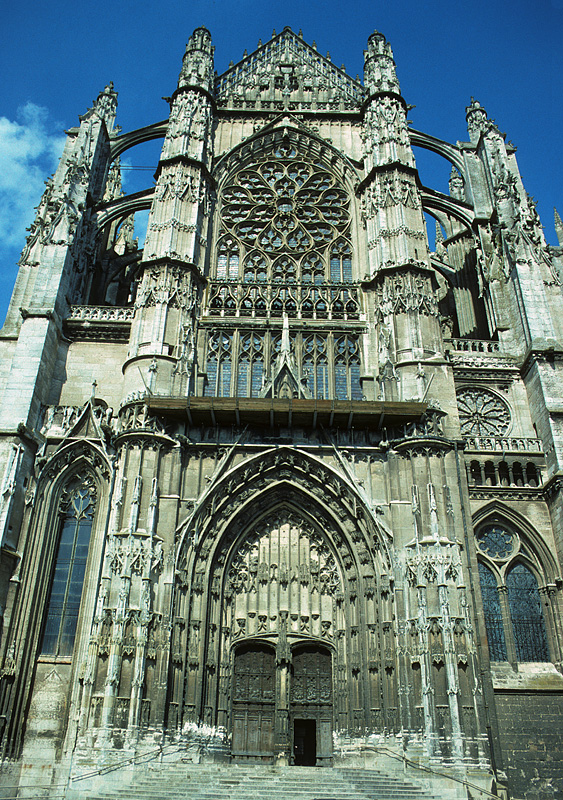 Beauvais, Kathedrale Saint-Pierre. Sptgotische Sdquerhausfassade mit Haupteingang, darber Flamboyant-Rosenfenster. Doppeltes Strebewerk. Dieser Teil gebaut nach 1573. Aufnahme von April 1994, HQ-Scan ab Dia