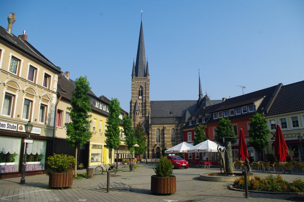 Bedburg, Marktplatz mit St. Lambertus Kirche (04.08.2011)