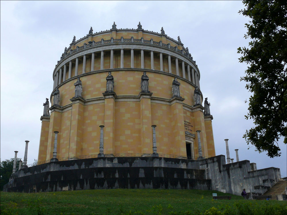 Befreiungshalle Kelheim, ein Rundbau (Durchmesser 29 m, Hhe 60 m) zum Andenken an die gewonnenen Schlachten der Befreiungskriege gegen Napoleon 1813 - 1815, gewidmet von Knog Ludwig I. auf dem Michelsberg-  05.08.2010
