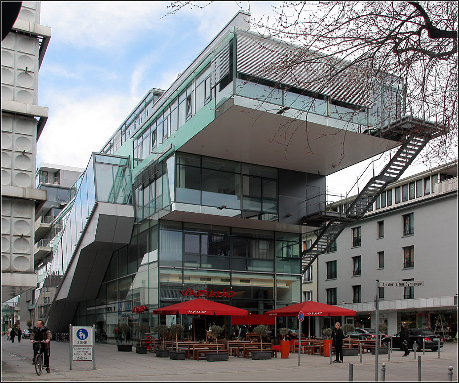 Behnischhaus in Krefeld: 2002 wurde diese langestreckte Gebude in der Innenstadt von Krefeld feriggestellt. Hier die auskragenden Geschosse am sdlichen Ende an der Marktstrae. 20.03.2010 (Matthias)