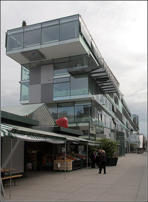 Behnischhaus in Krefeld: Das nrdliche Ende des Gebudes mit dem Blick entlang der Lohstrae auf die Westfassade. 20.03.2010 (Matthias)