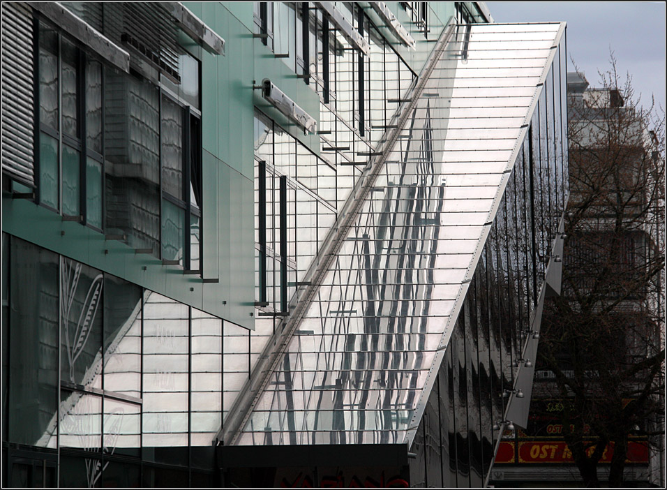 Behnischhaus in Krefeld: Die Rolltreppe in diesem glsernen Anbau schein stillgelegt zu sein, der Zugangsbereich im EG wurde abgetrennt und die Flche einem Ladengeschft zugeschlagen. 20.03.2010 (Matthias)