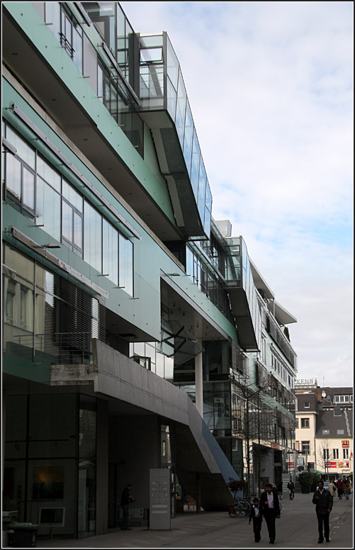 Behnischhaus in Krefeld: Hier ein Blick entlang der Ostseite. Aufgrund der angehngten Treppen und der vor und Rcksprnge hat das Gebude etwas maschinenhaftes. 20.03.2010 (Matthias)