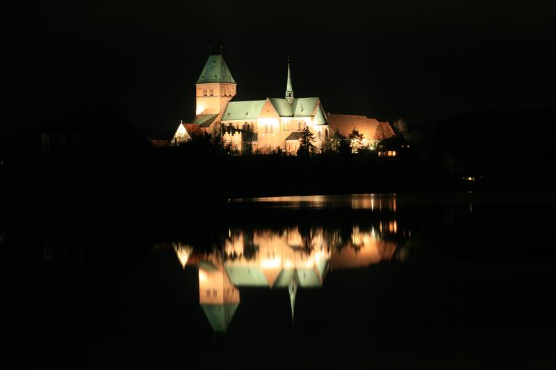 Bei absoluter Windstille spiegelt sich der Ratzeburger Dom perfekt im See; 08.02.2011