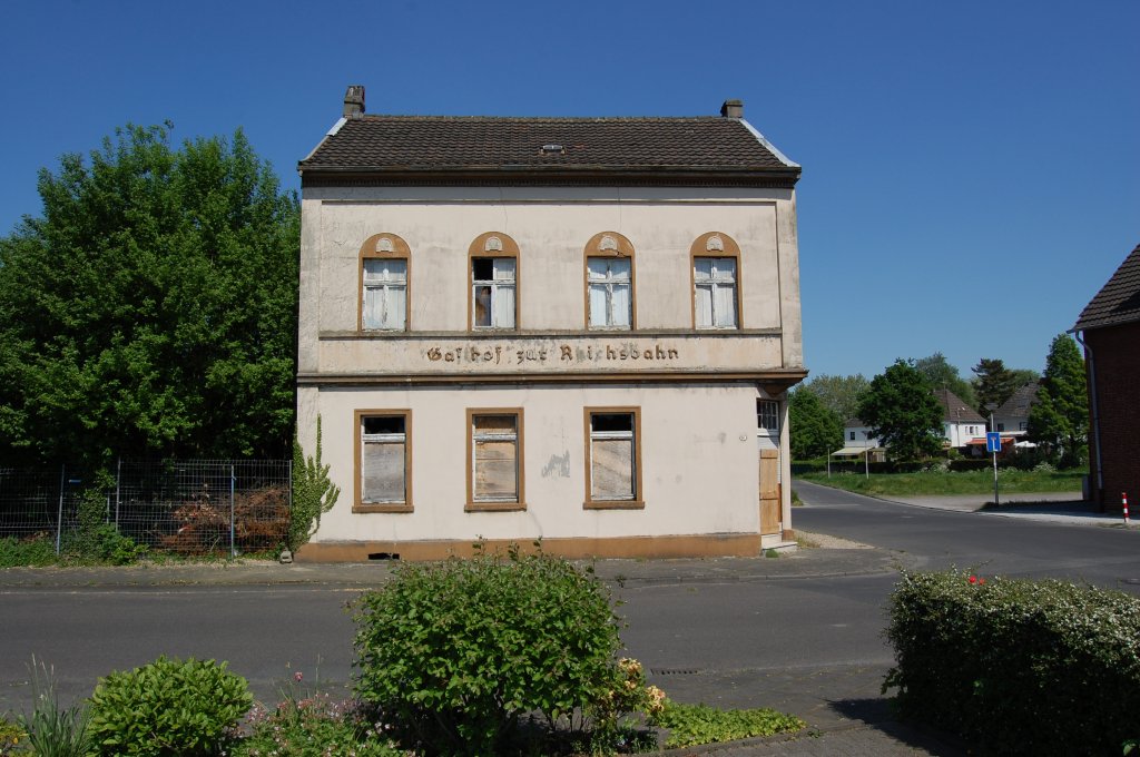 Bei diesem Gebude in Viersen an der Viktoriastrae handelt es sich um das ehemaligen  Gasthof zur Reichsbahn . Das Foto machte ich am 11.5.2008