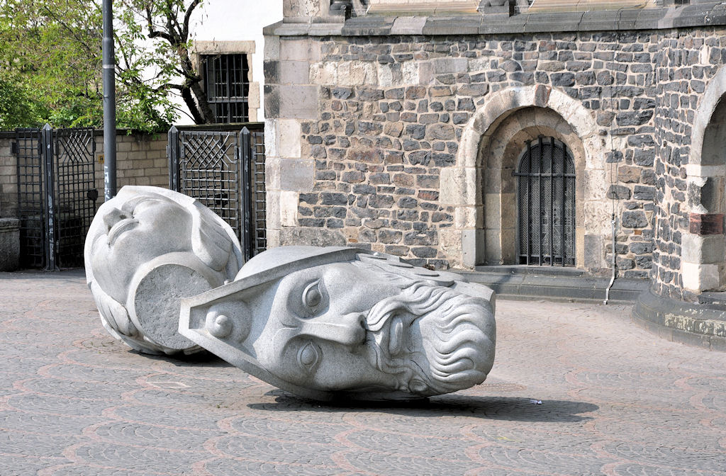 Bei der katholischen Kirche rollen wieder mal die Kpfe - - - und sie liegen vor dem Mnster-Basilika St. Martin, Mnsterplatz in Bonn - 27.04.2010