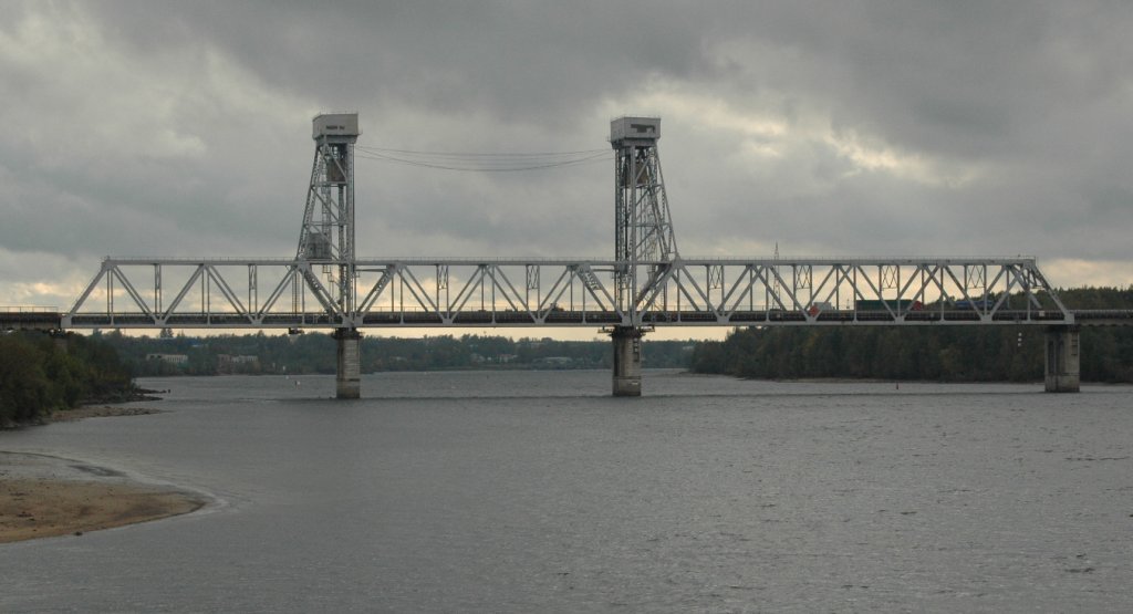 Bei St. Petersburg-Otradnoye gibt es eine Brcke die, wenn groe Schiffe durchwollen, hochgezogen wird. Gesehen am 18.09.2010. 