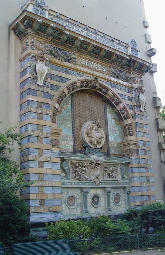 Bei der Sdfassade der Kirche von Saint-Germain-des-Prs erinnert eine Wand an die in Svres ansssige Porzellanmanufaktur, in der neben der Manufaktur in Meissen, im 18. Jahrhundert die kostbarsten europischen Porzellane erzeugt wurden. (19.07.2009)