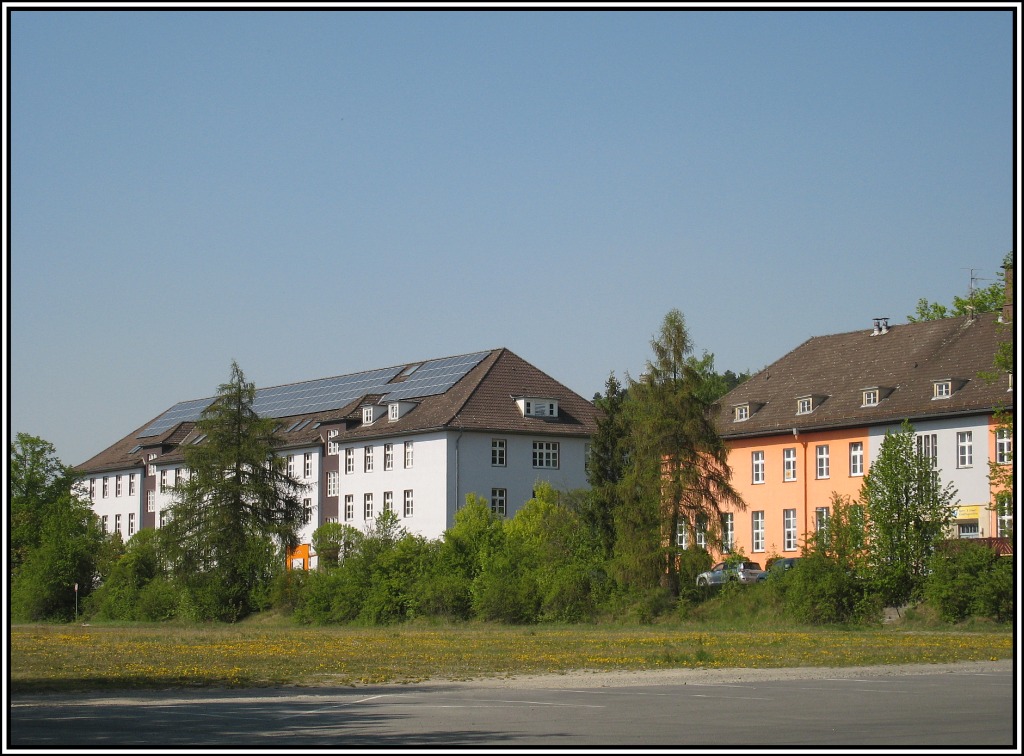 Bei den Zietenterassen in Gttingen handelt es sich um das Gelnde der ehemaligen Zietenkaserne der Bundeswehr, also eine Konversionsflche. Nachdem die Kaserne 1993 aufgegeben wurde entstand dort ein neues Viertel mit Wohnraum, kleineren Unternehmen, Freizeitangeboten usw. Dabei wurden sowohl die alten Kasernengebude umgebaut und neu genutzt, als auch neue Gebude insbesondere fr Wohnzwecke gebaut. Hier im Bild alte, modernisierte Kasernengebude, aufgenommen am 24.04.2011.