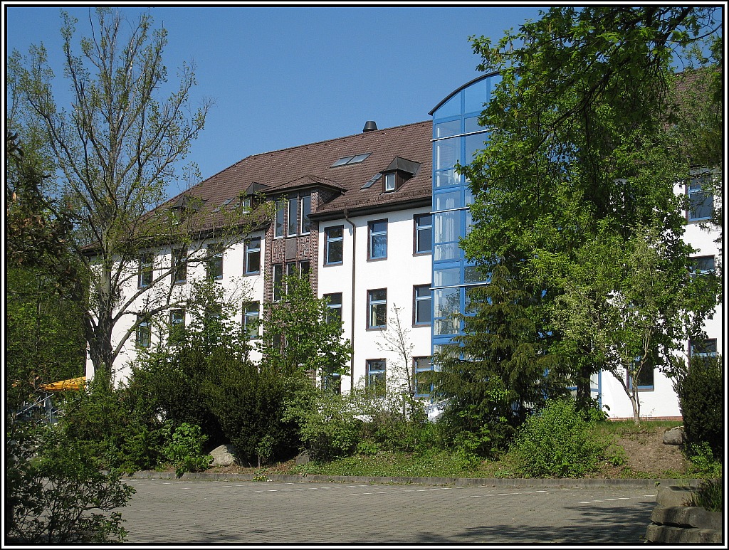 Bei den Zietenterassen in Gttingen handelt es sich um das Gelnde der ehemaligen Zietenkaserne der Bundeswehr, also eine Konversionsflche. Nachdem die Kaserne 1993 aufgegeben wurde entstand dort ein neues Viertel mit Wohnraum, kleineren Unternehmen, Freizeitangeboten usw. Dabei wurden sowohl die alten Kasernengebude umgebaut und neu genutzt, als auch neue Gebude insbesondere fr Wohnzwecke gebaut. Hier im Bild ein altes, modernisierten Kasernengebude, aufgenommen am 24.04.2011.