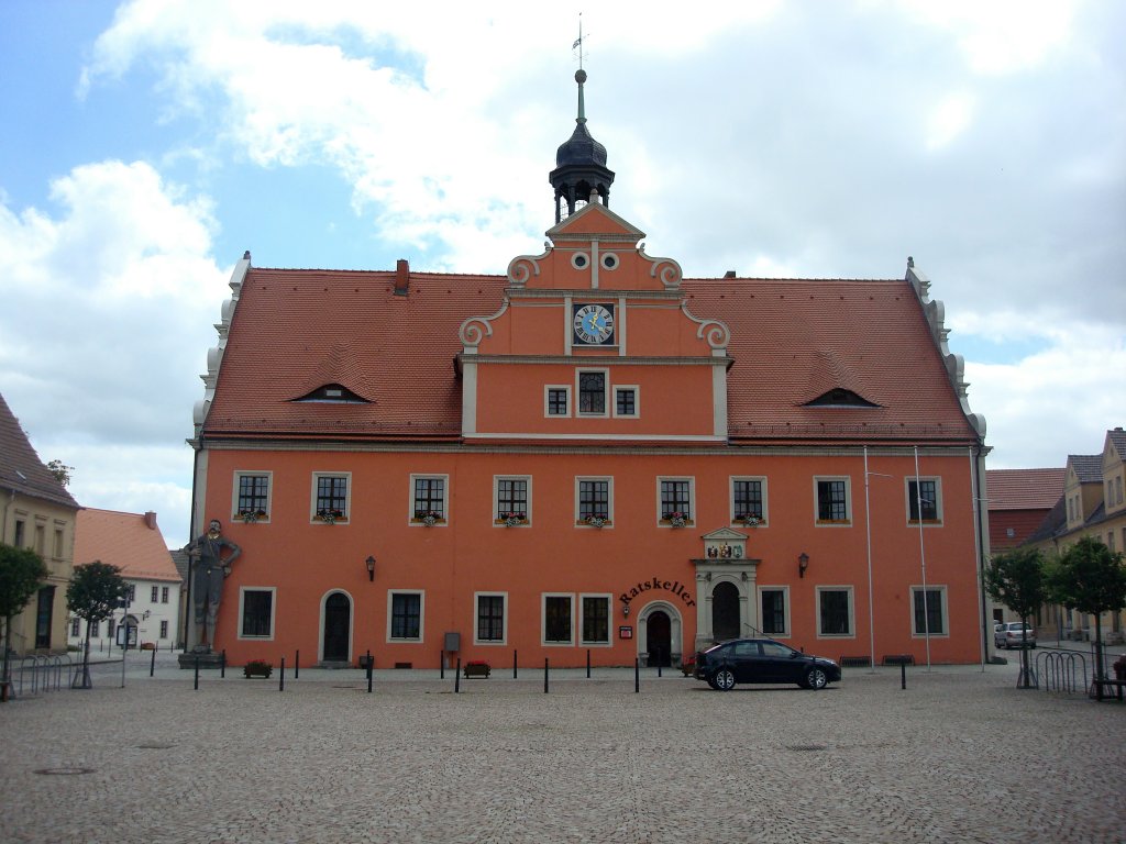 Belgern an der Elbe,
links am Rathaus 1575-78 erbaut, steht ein 6m hoher  Roland ,
der einzige in Sachsen, er ist das Sinnbild fr Stadtrechte und Eigenstndigkeit,
Juni 2010