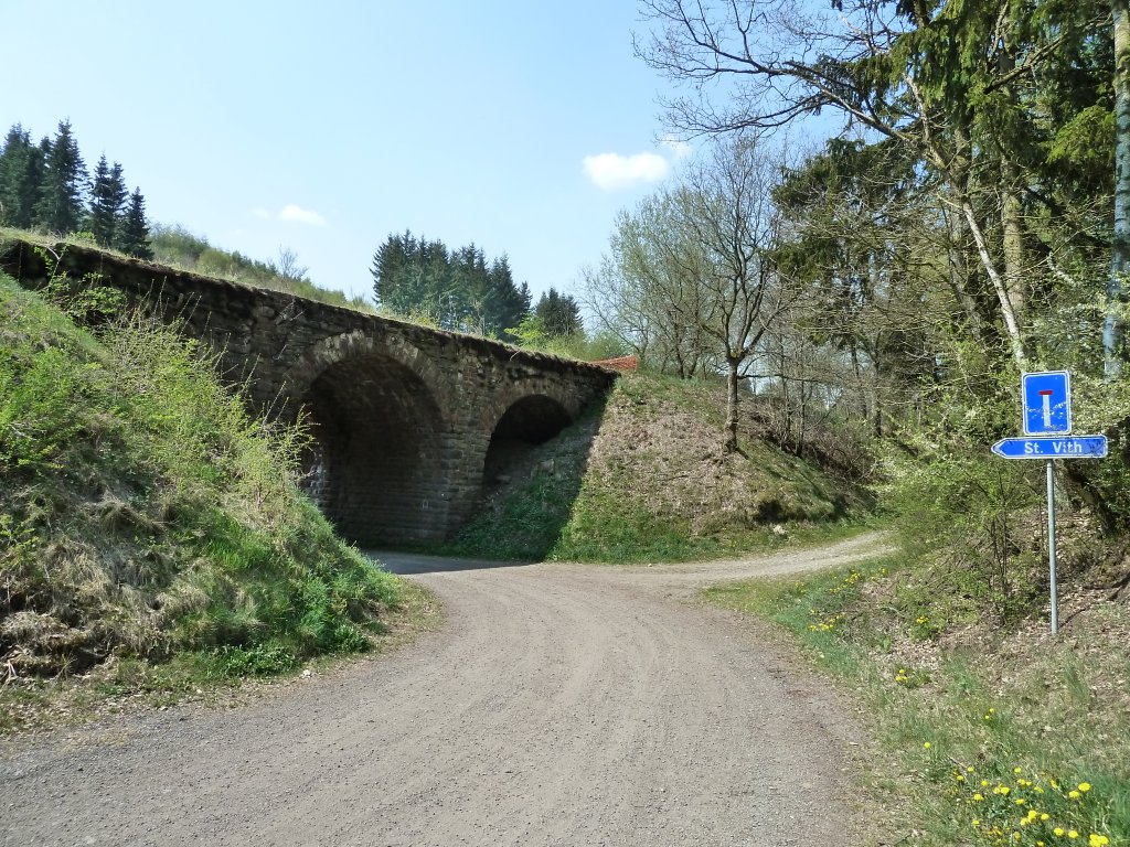 Belgien, Wallonien, Provinz Lttich, Eifel-Ardennen Radweg, zwischen Lommersweiler und Neidingen. Hier verlsst der Radweg die ehemalige Bahntrasse sowie die Eisenbahnbrcke. 23.04.2011