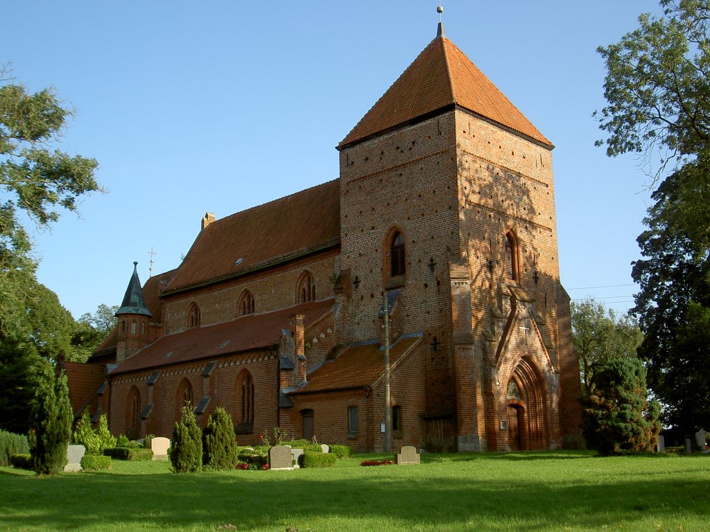 Belitz, Dorfkirche, dreischiffige Backsteinkirche, erbaut ab 1270, Turm erbaut im 
15. Jahrhundert (16.09.2012)