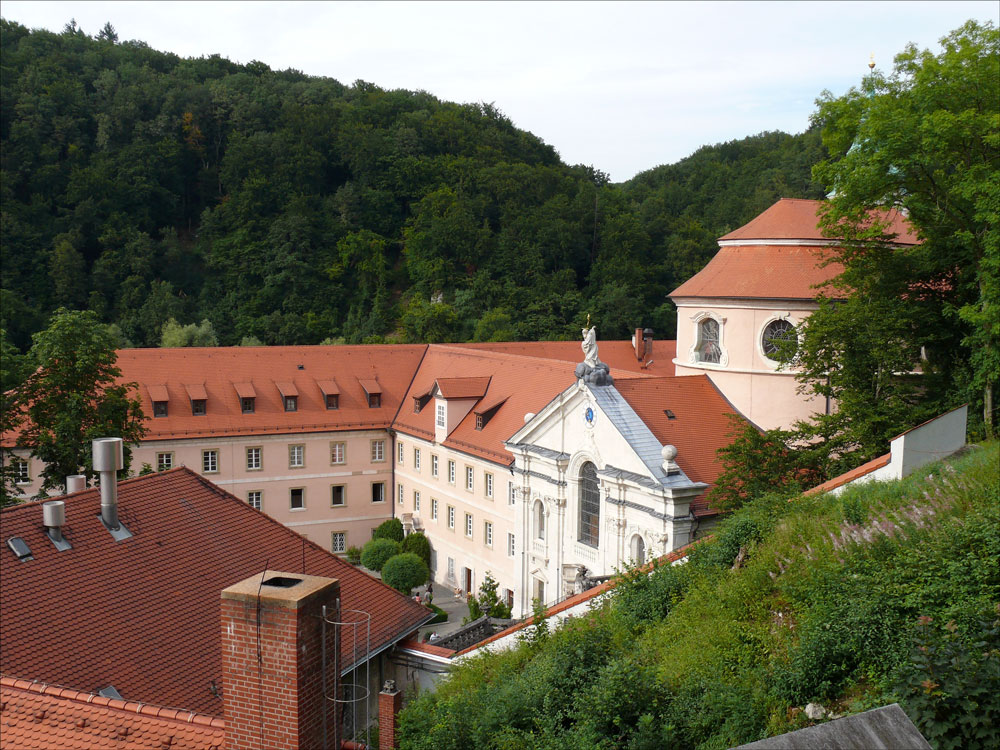 Benediktiner-Kloster Weltenburg, Blick von oben auf das Eingangsbereich; 04.08.2010