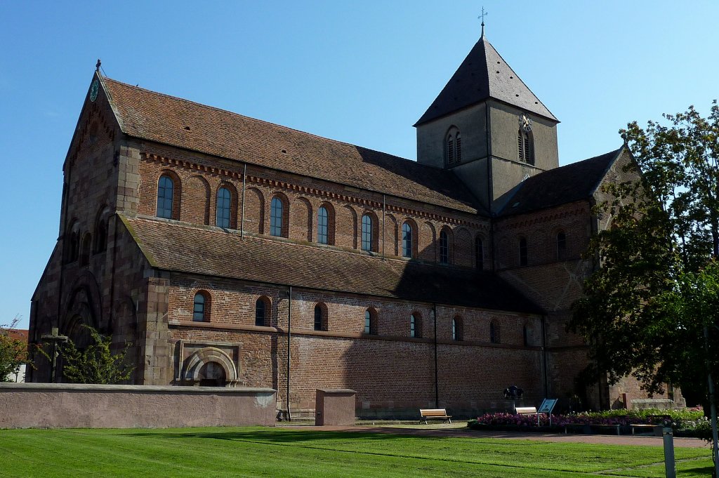 Benediktinerkloster Schwarzach, die dreischiffige Basilika mit Vierung, erbaut 1220-25 in heutiger Form, erste schriftliche Erwhnung des Klosters aus dem Jahr 817,  Sept.2011