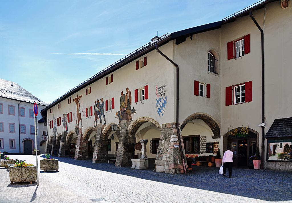 Berchtesgaden - Arkaden am Schloplatz mit schner Wandmalerei - 26.04.2012