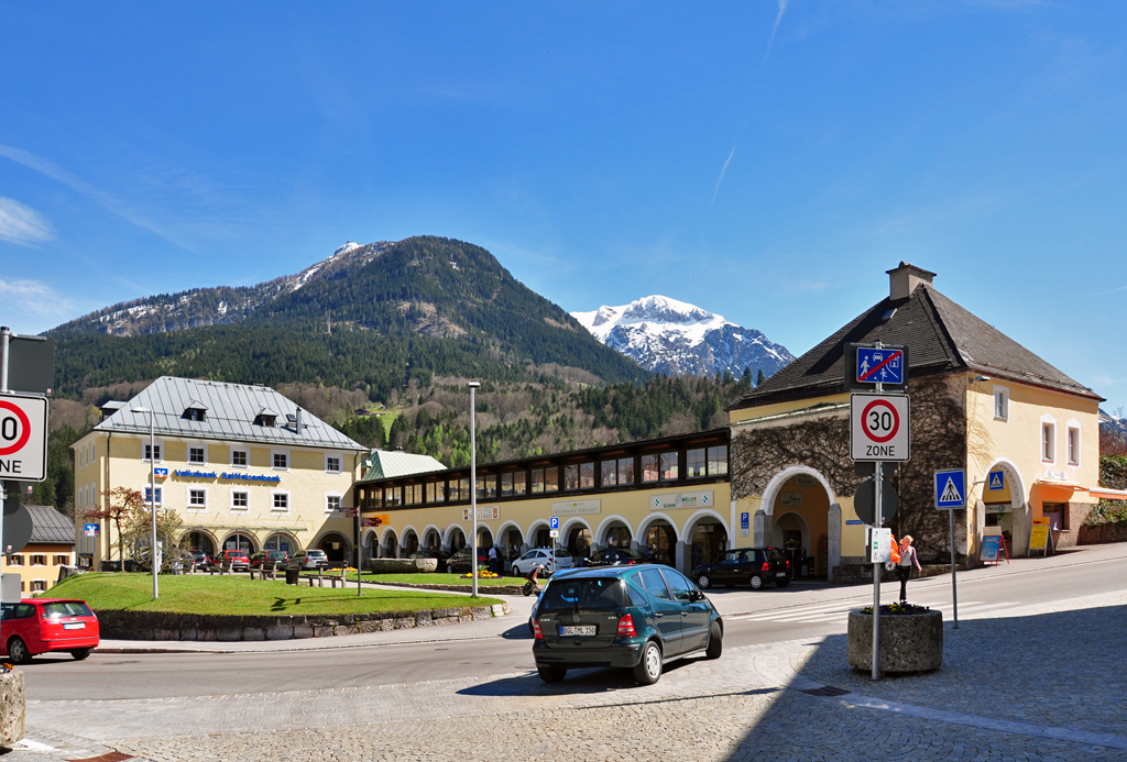 Berchtesgaden - Geschftshaus und Bank am  Fischerbichl  - 26.04.2012