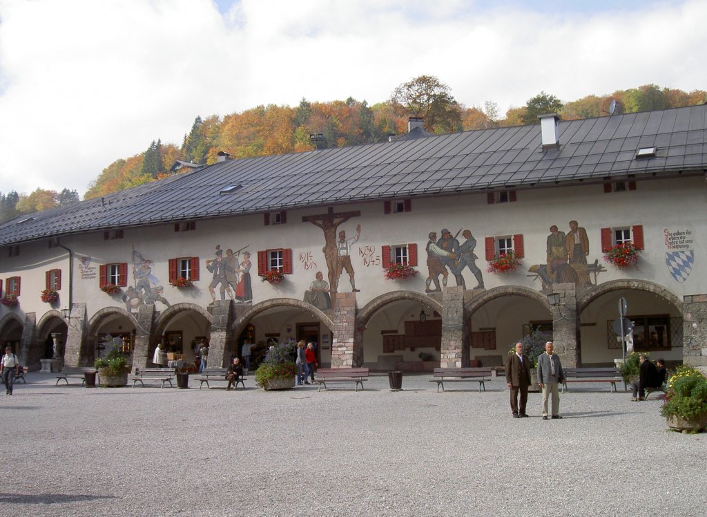Berchtesgaden, Schlossarkaden mit Fresken von Josef Hengge (16.10.2007)